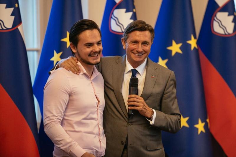 Slika-s-pahorjem-kava-na-tirih